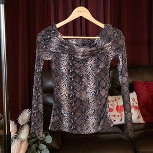 LONG SLEEVE OFF-SHOULDER PARTY T-SHIRT SNAKESKINS